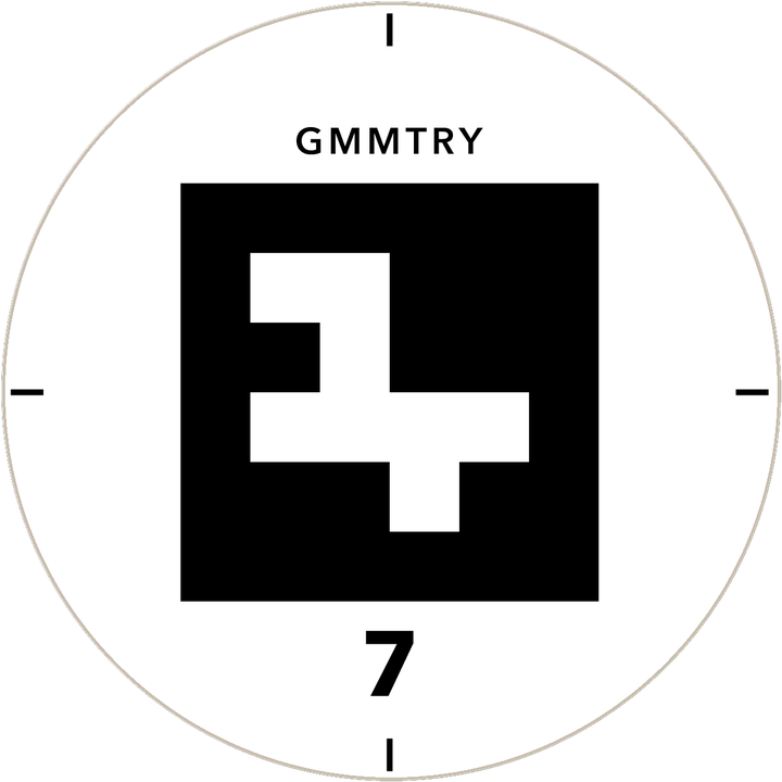 A white 120 mm scan disc with a black square code in the centre, tick marks at the edge and the number 7